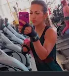 Aluna treinando na área de cardio da Yellow Fit
